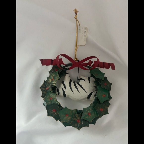 Vintage Christmas Ornament white tiger Cat Holly Metal Wreath wood cat figurine - Picture 2 of 14
